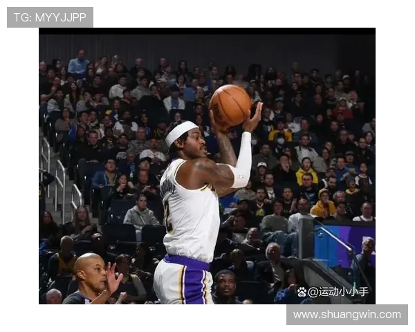 布朗尼迅速反击传球助攻 范德比尔特飞身暴扣精彩上演